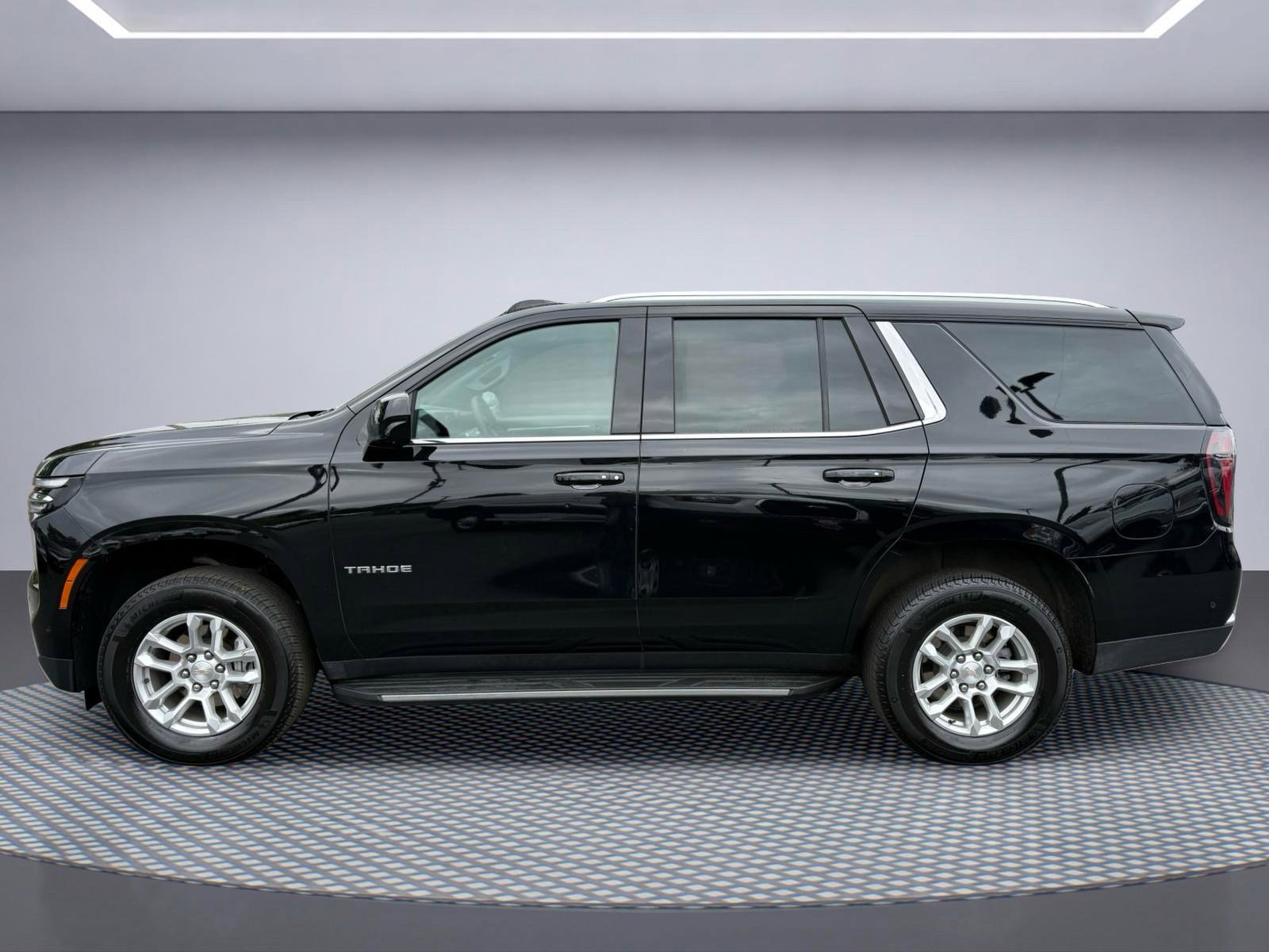 Used 2025 Chevrolet Tahoe LT AWD/4WD image 3