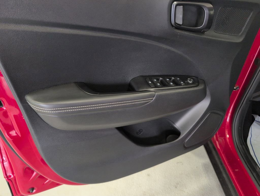 Used 2023 Hyundai Venue Limited image 11