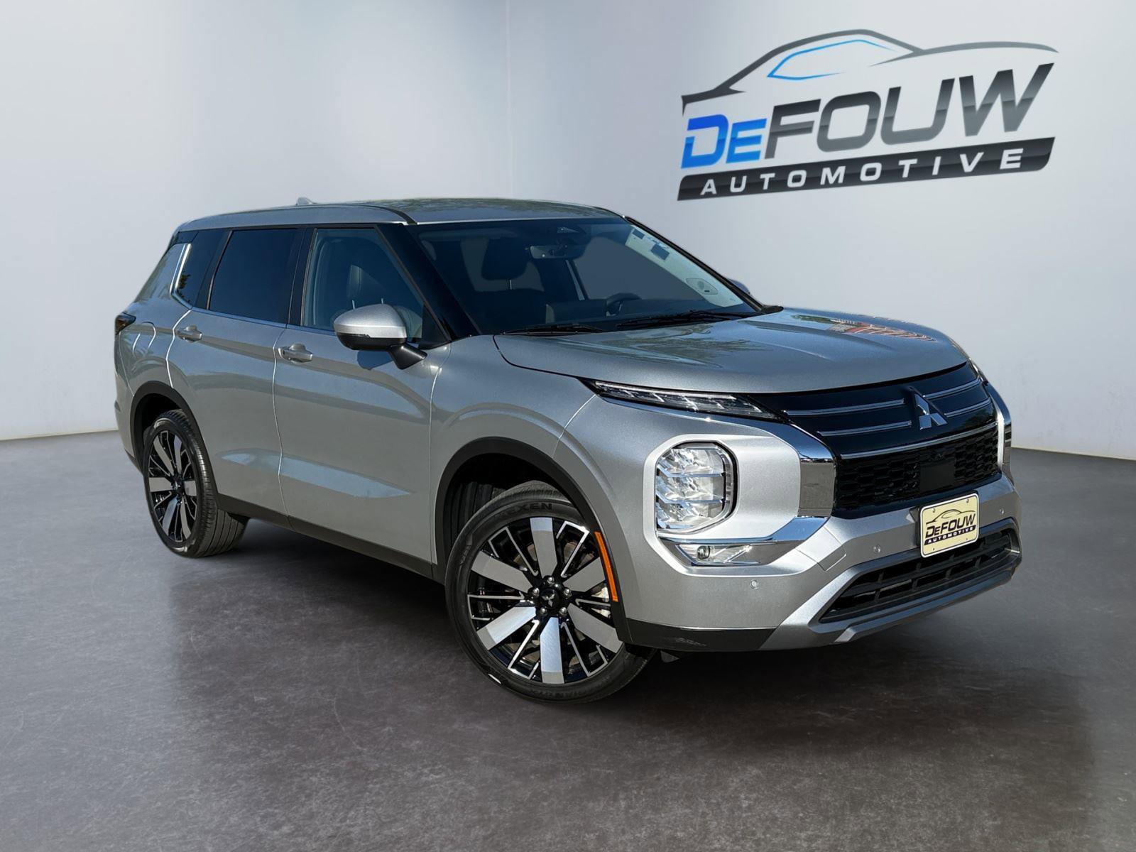 Used 2025 Mitsubishi Outlander SE FWD image 1