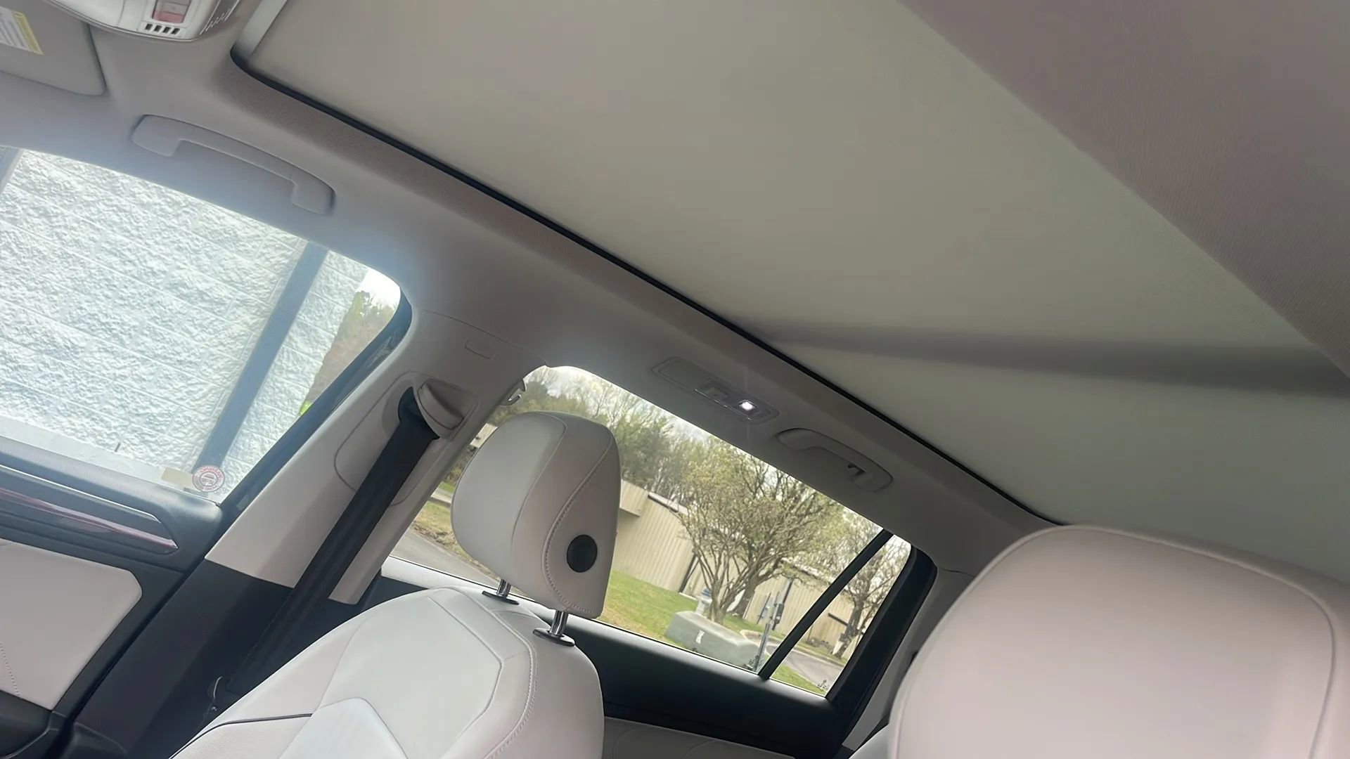 Used 2019 Volkswagen Tiguan SEL Premium image 28