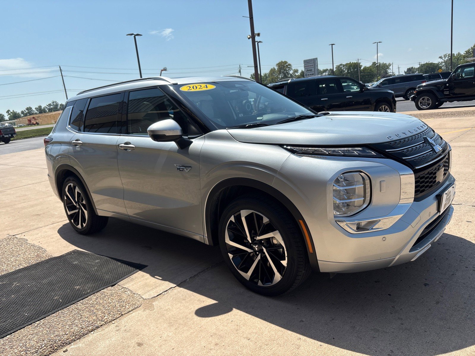Used 2024 Mitsubishi Outlander 4WD Plug-In Hybrid image 9