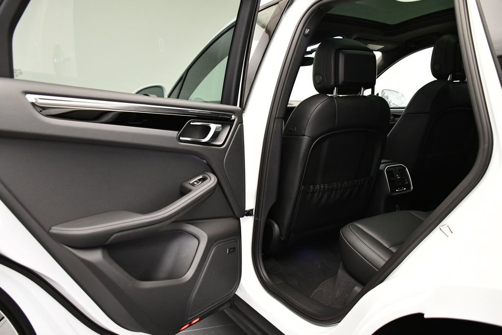 Used 2025 Porsche Macan image 44