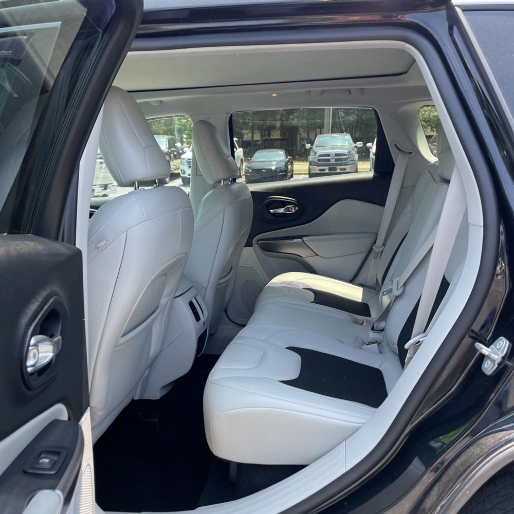 Used 2021 Jeep Cherokee Latitude Plus w/ Sun & Sound Group FWD image 13