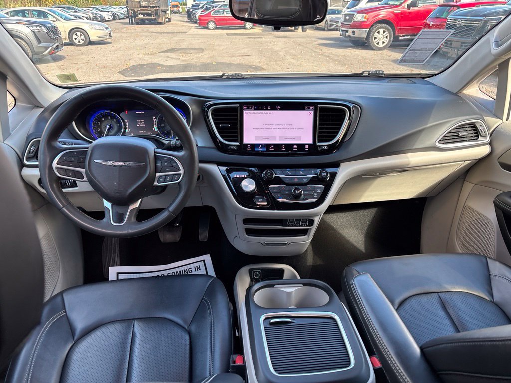 Used 2024 Chrysler Pacifica Touring-L FWD image 17