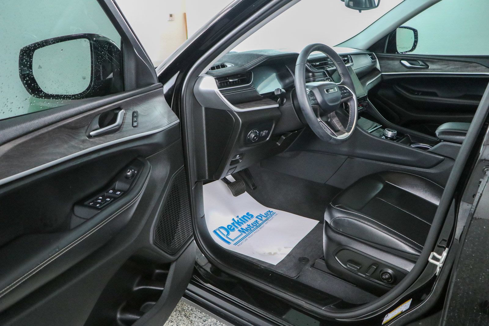 Used 2023 Jeep Grand Cherokee Limited w/ Black Appearance Package AWD/4WD image 3