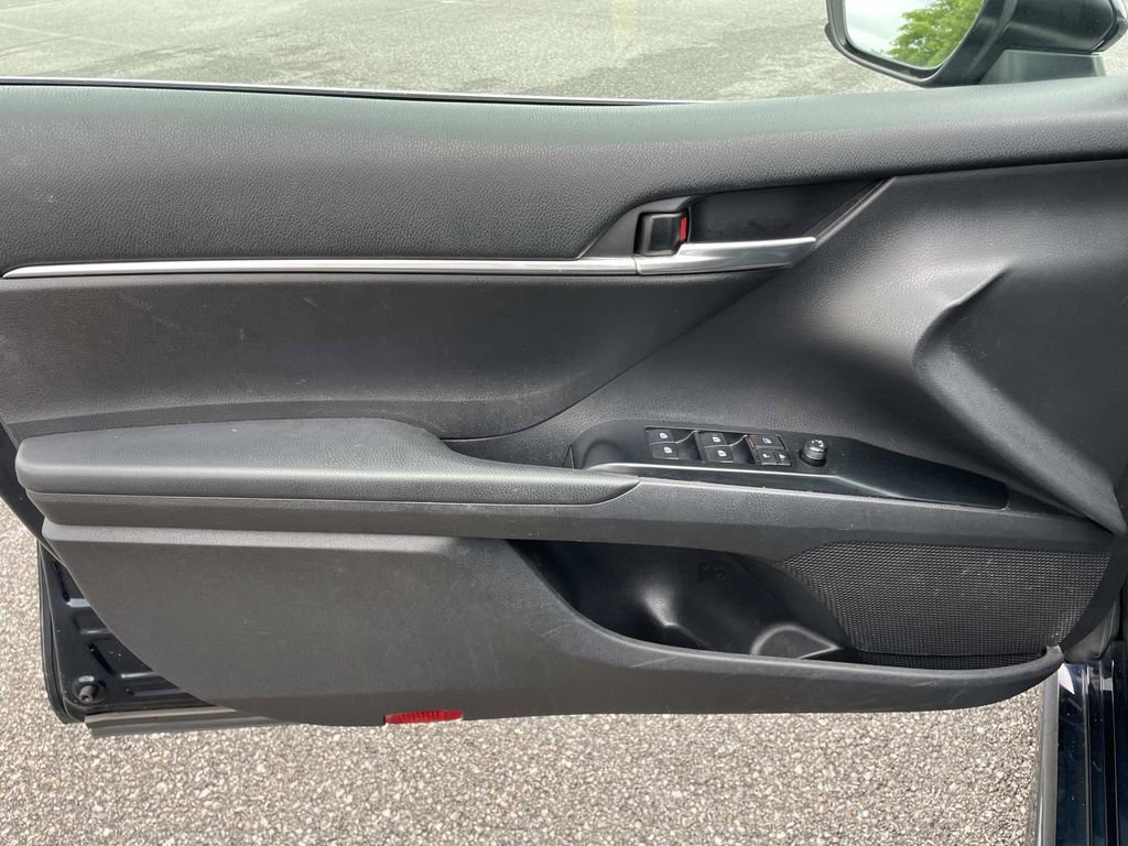 Used 2020 Toyota Camry SE FWD image 15