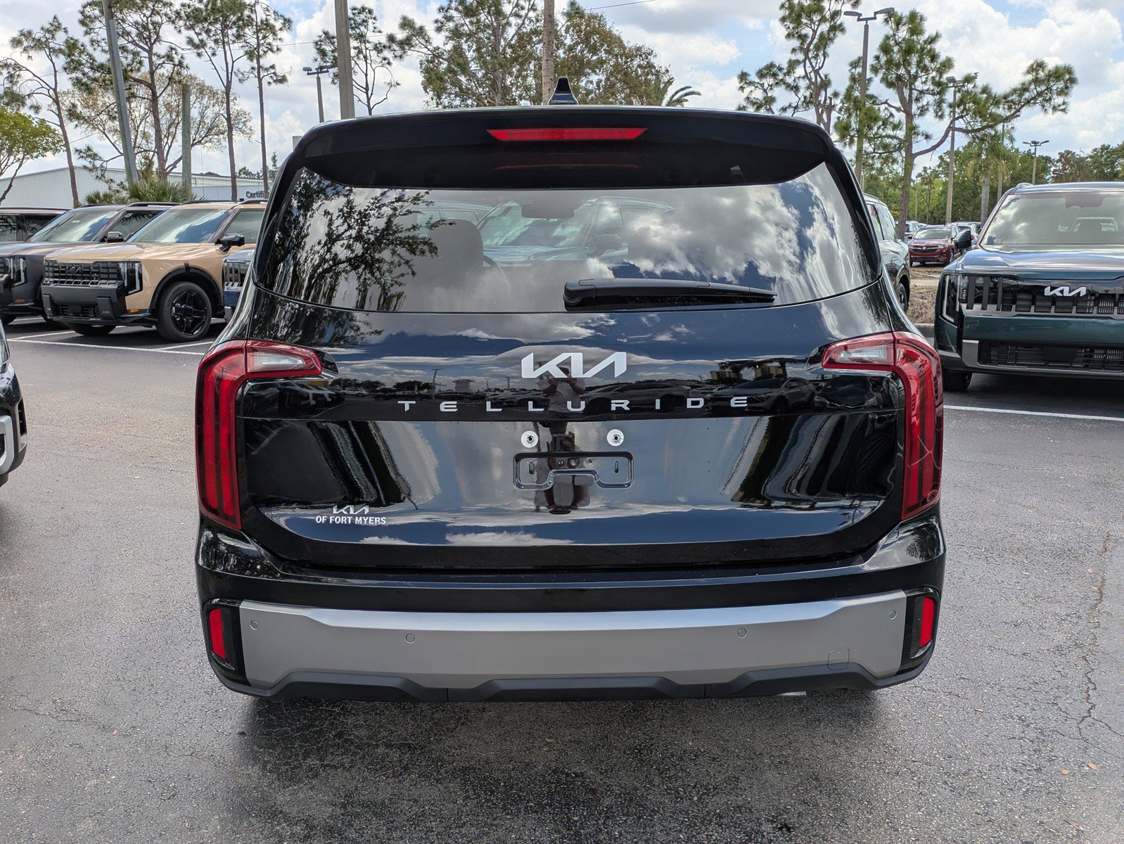 Certified 2025 Kia Telluride LX image 5