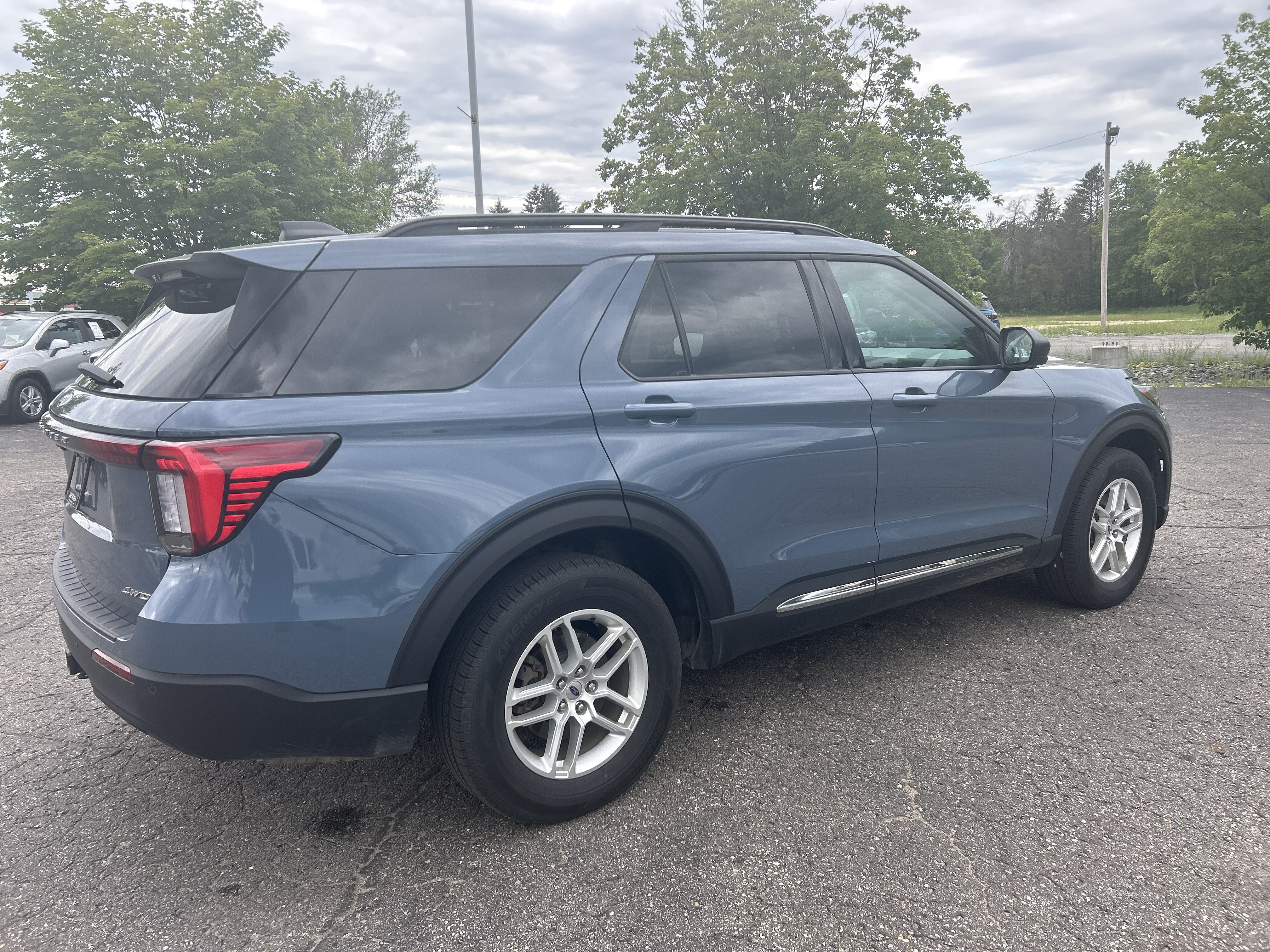 Used 2025 Ford Explorer Active AWD/4WD image 3