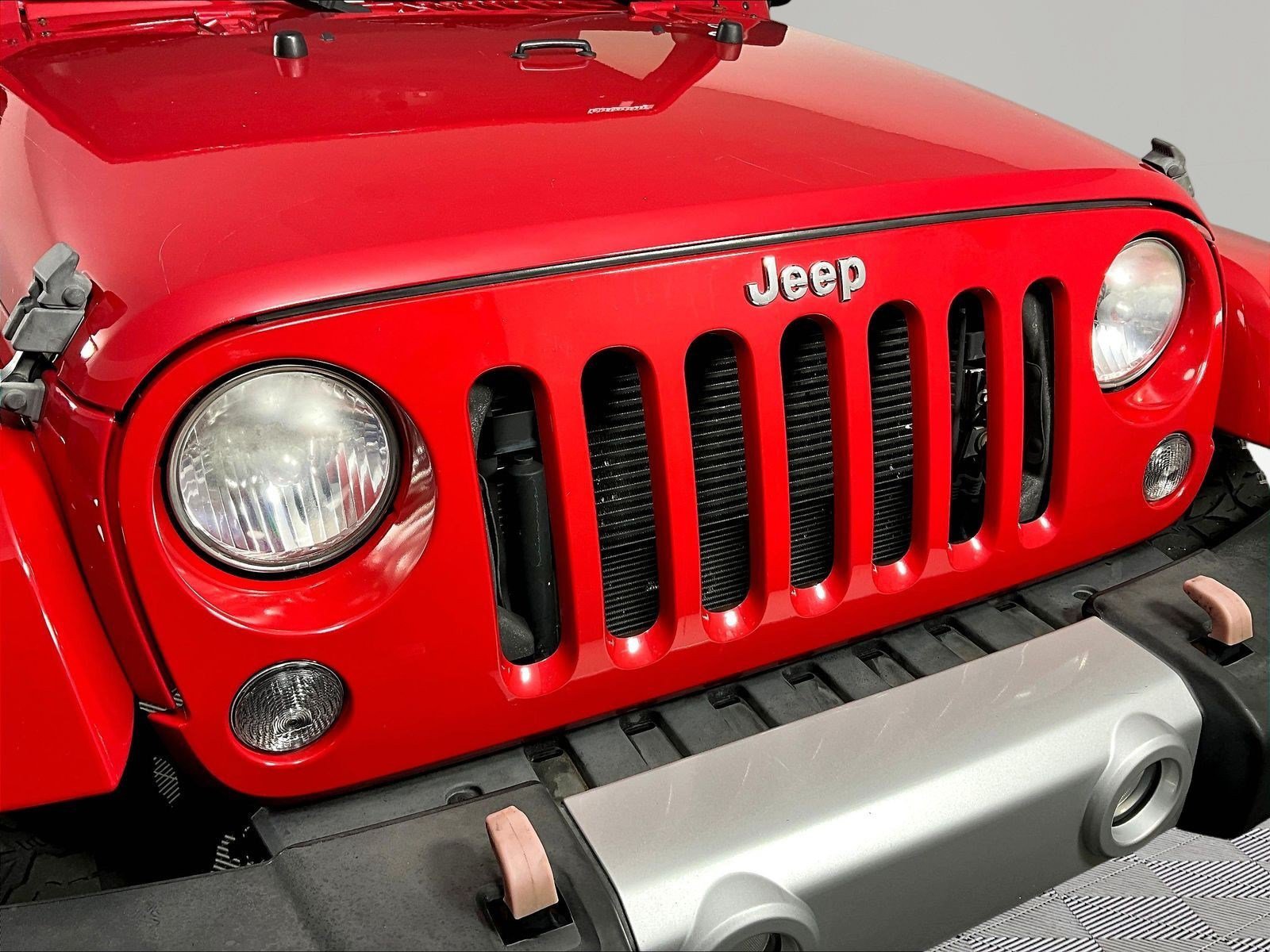 Used 2014 Jeep Wrangler Unlimited Sahara w/ Connectivity Group AWD/4WD image 31