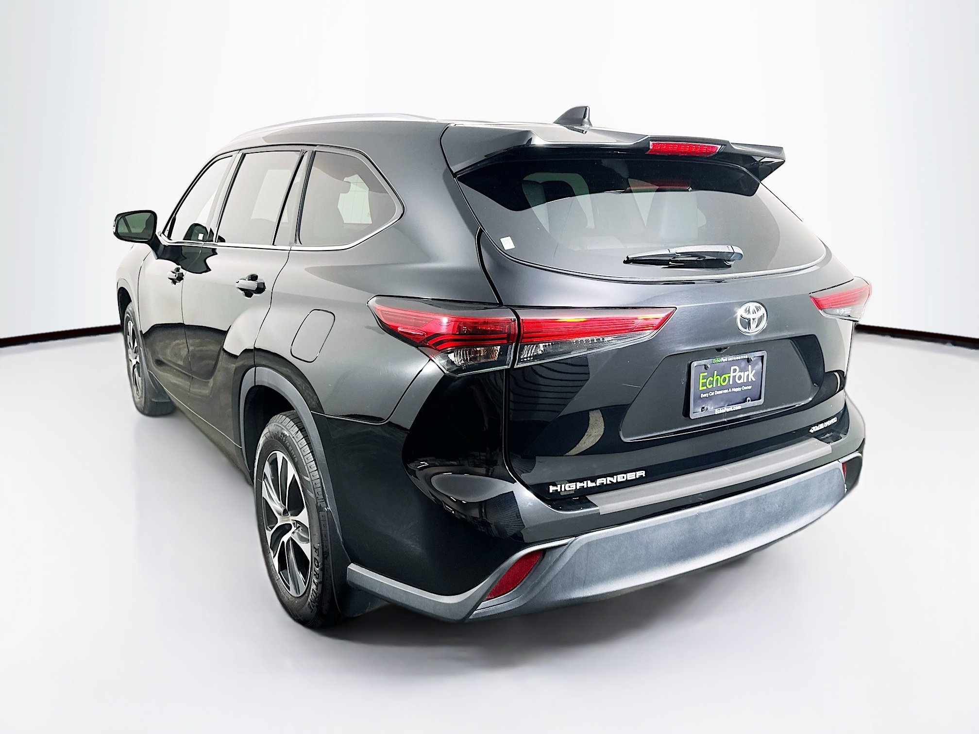 Used 2021 Toyota Highlander XLE AWD/4WD image 5