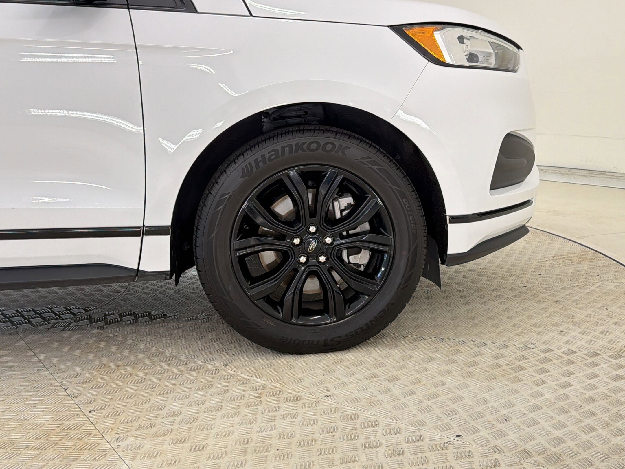 Certified 2024 Ford Edge SE w/ Black Appearance Package image 12