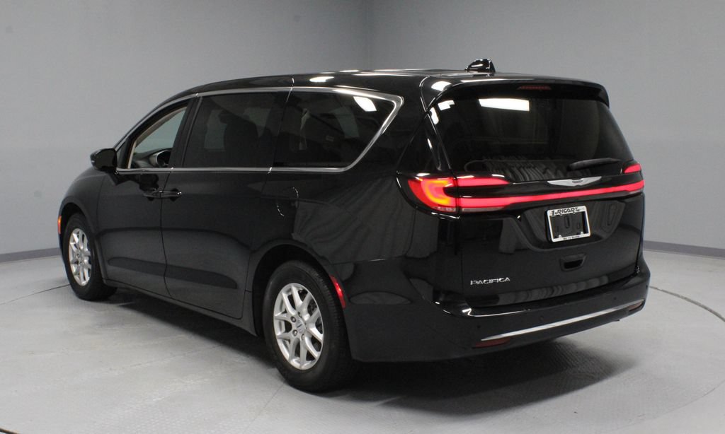 Used 2024 Chrysler Pacifica Touring-L FWD image 8
