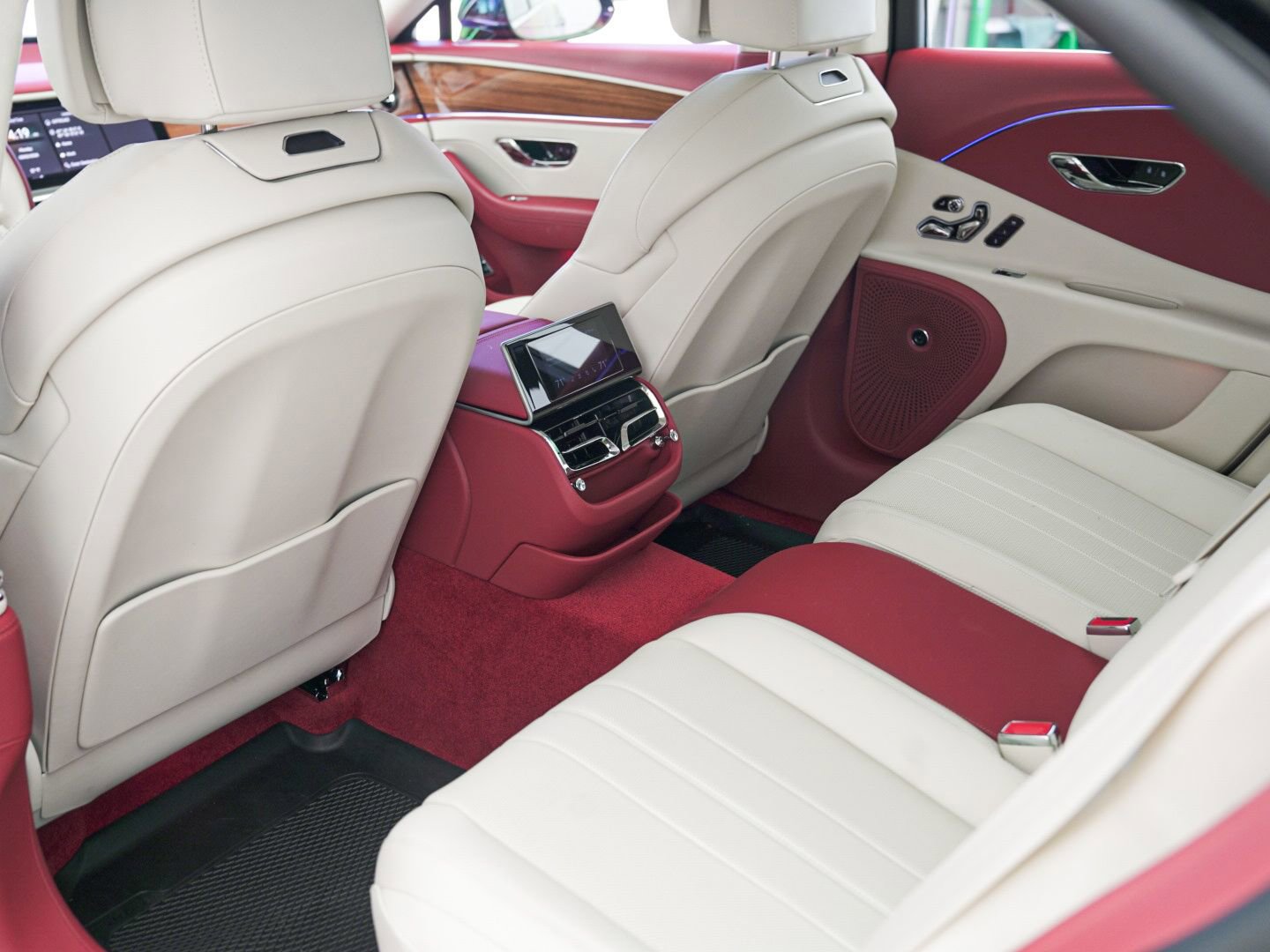 Used 2023 Bentley Flying Spur V8 image 13