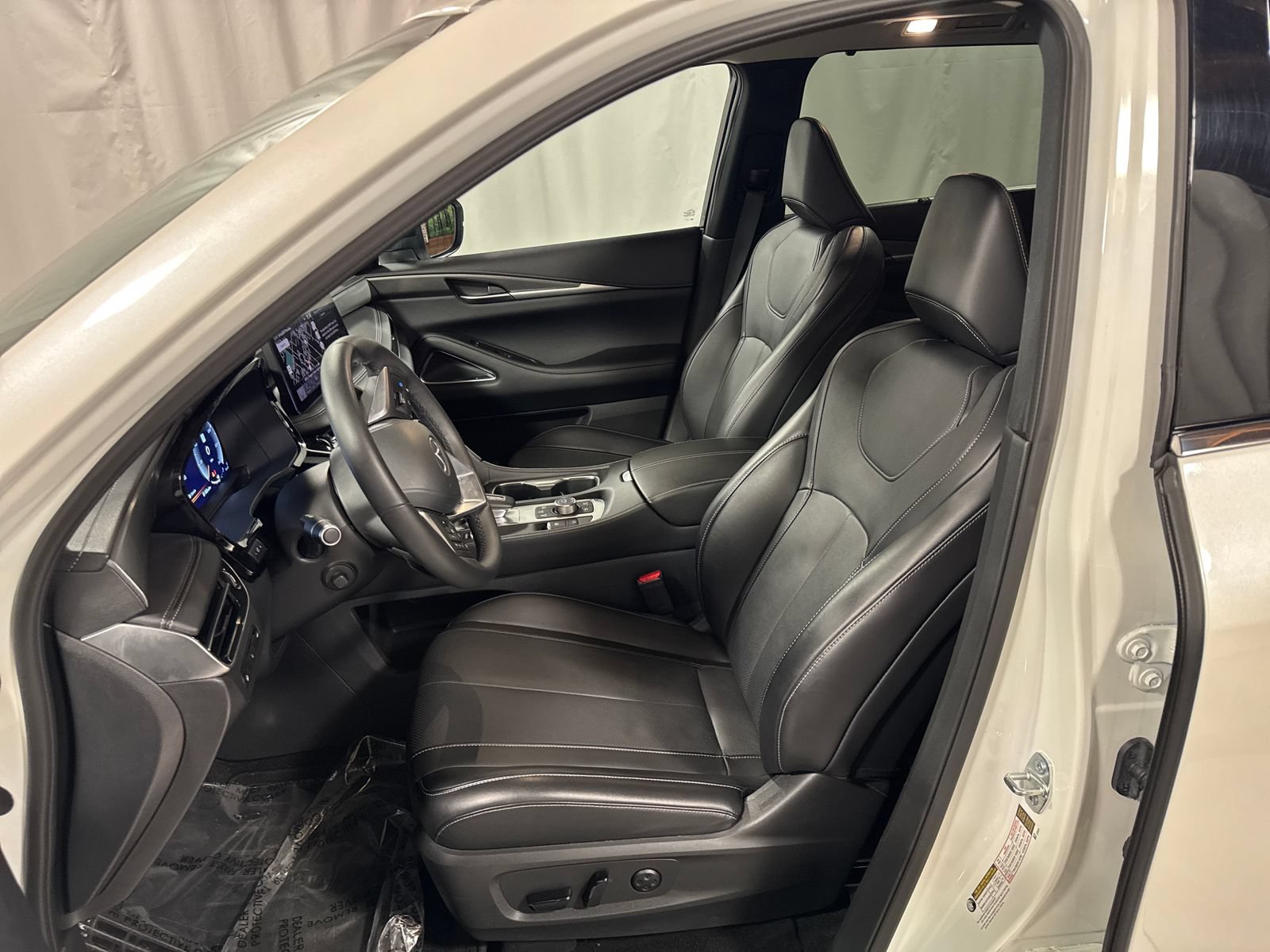 Certified 2025 INFINITI QX60 Luxe w/ Vision Package AWD/4WD image 3