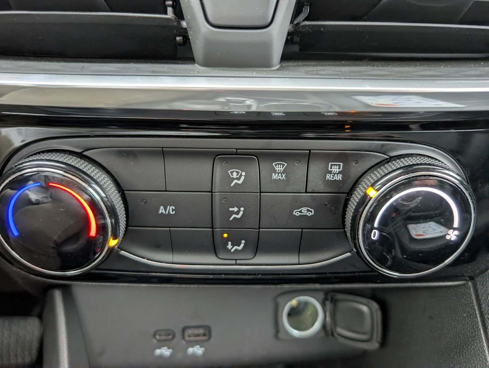 Certified 2024 Buick Encore GX Sport Touring image 16