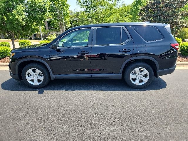 Used 2023 Honda Pilot LX image 2