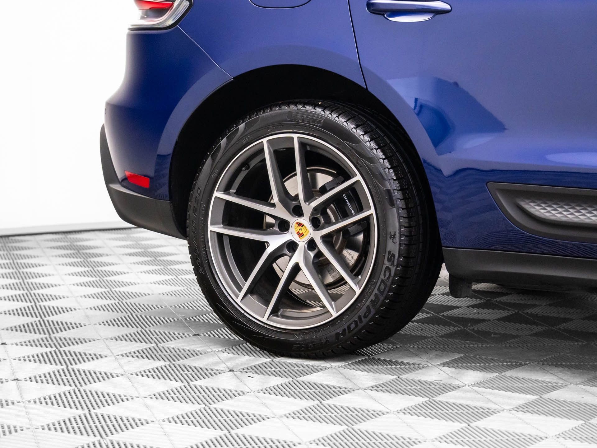 Certified 2025 Porsche Macan image 35