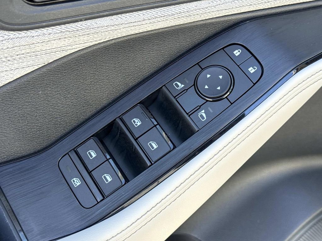 Used 2023 Nissan Rogue SV AWD/4WD image 17