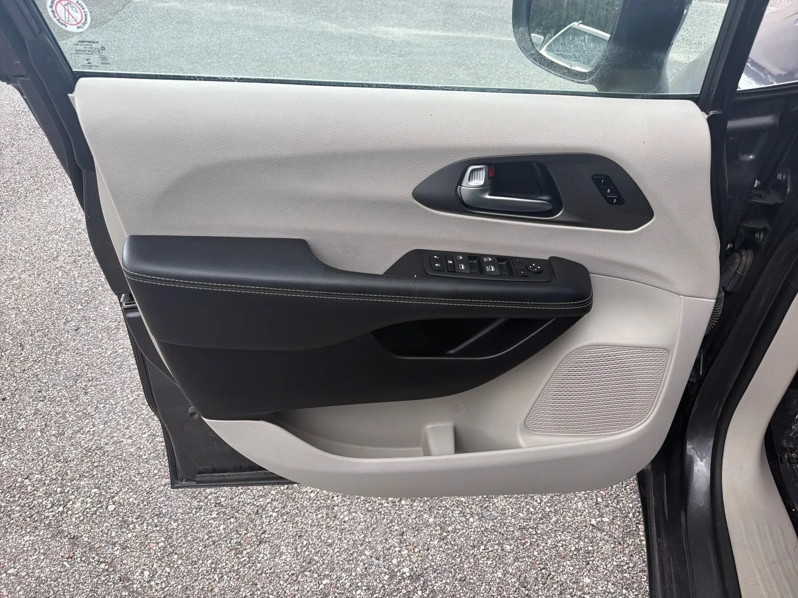 Used 2023 Chrysler Pacifica Touring-L FWD image 14
