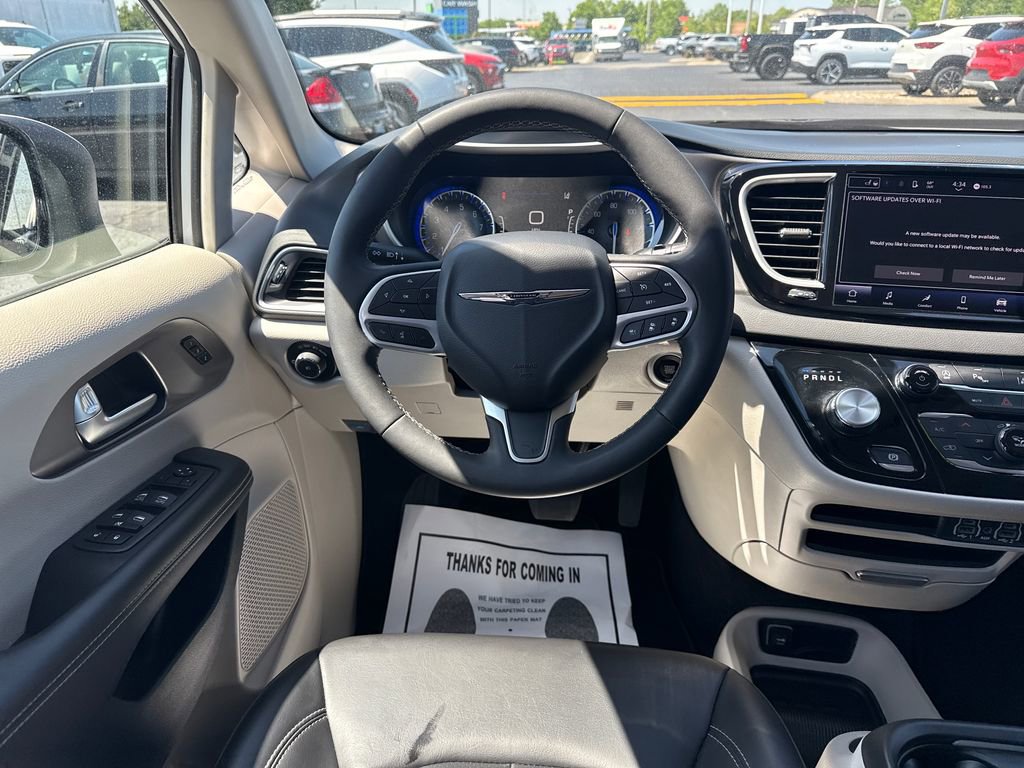 Used 2023 Chrysler Pacifica Touring-L FWD image 16