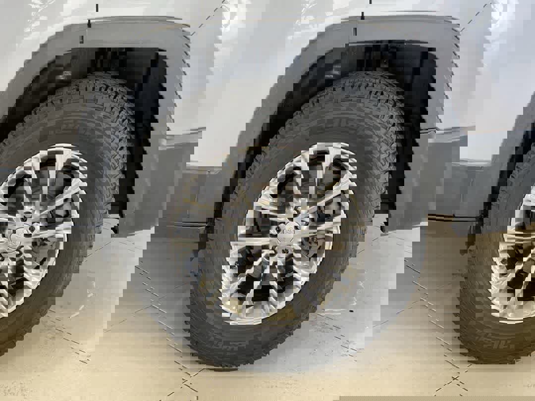 Used 2019 Jeep Cherokee Latitude Plus image 13