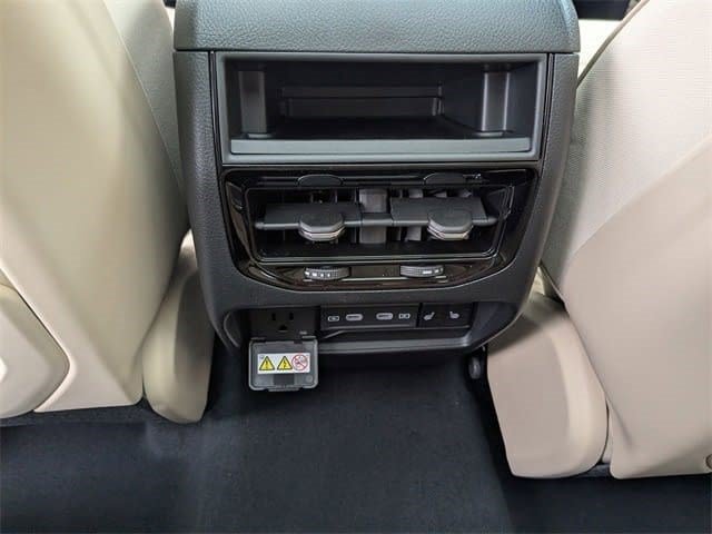 New 2026 Jeep Grand Cherokee Limited w/ Luxury Tech Group II AWD/4WD image 24