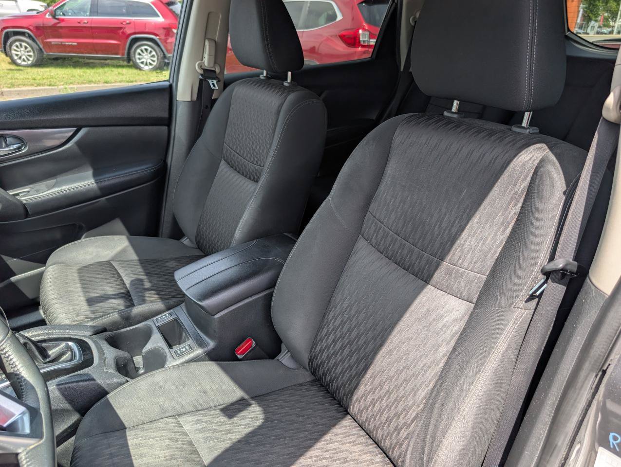 Used 2018 Nissan Rogue SV FWD image 16