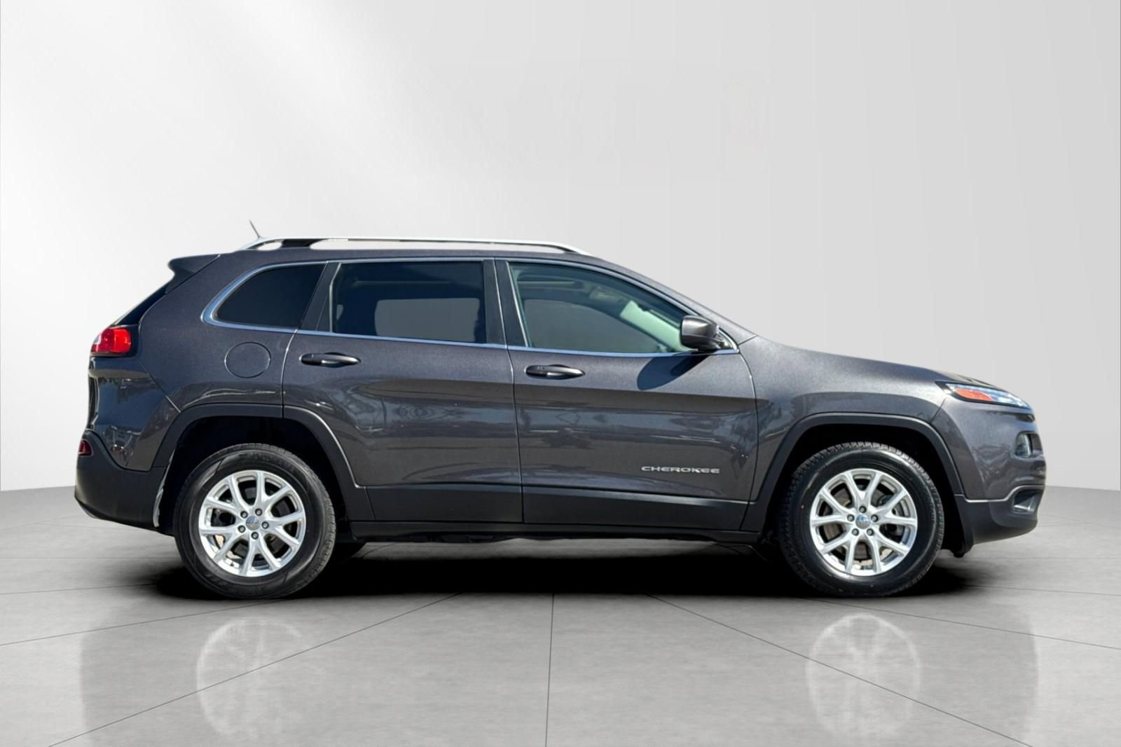 Used 2015 Jeep Cherokee Latitude w/ Comfort/Convenience Group image 2
