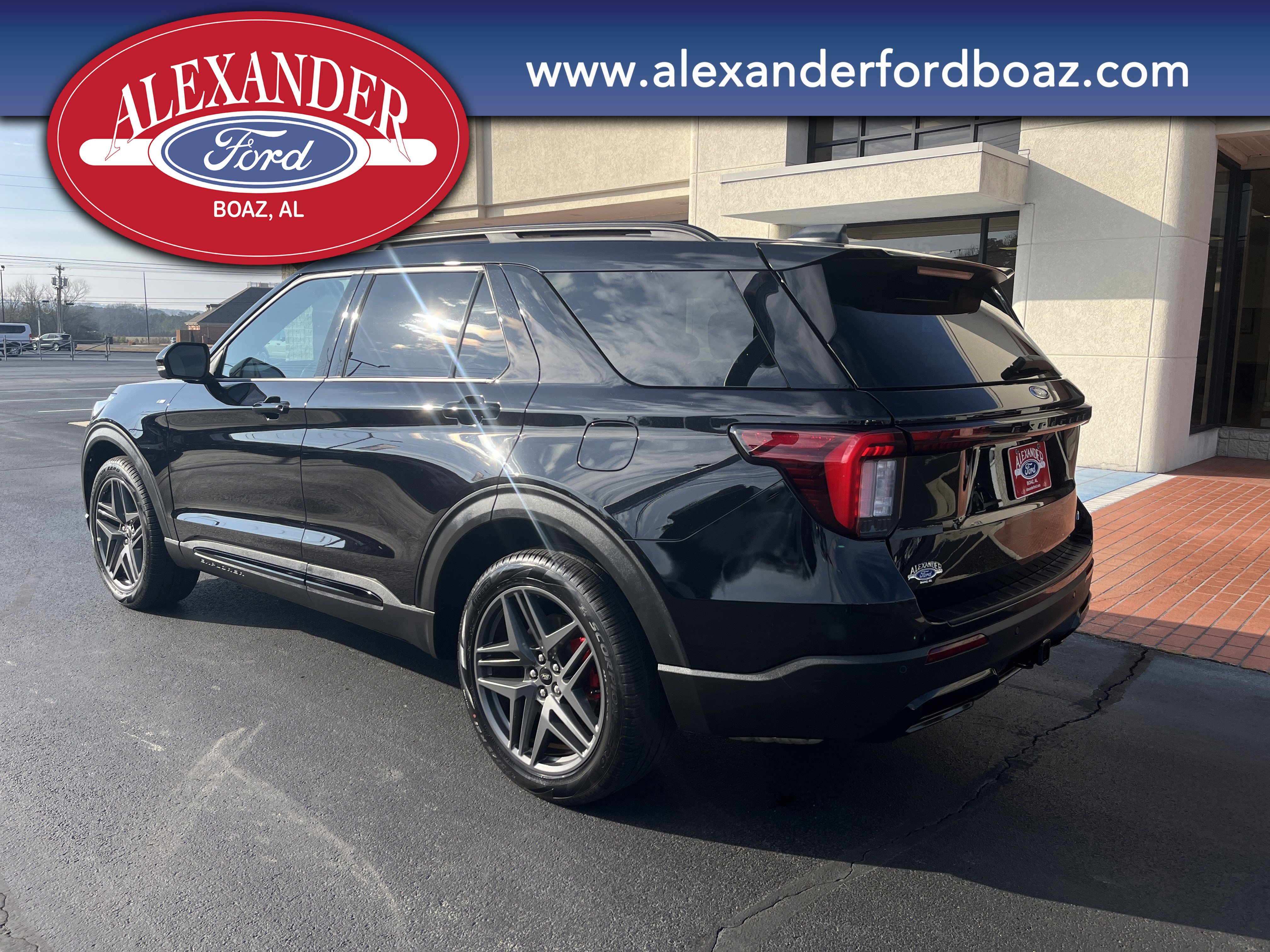 Used 2025 Ford Explorer ST-Line w/ ST-Line Street Pack image 2