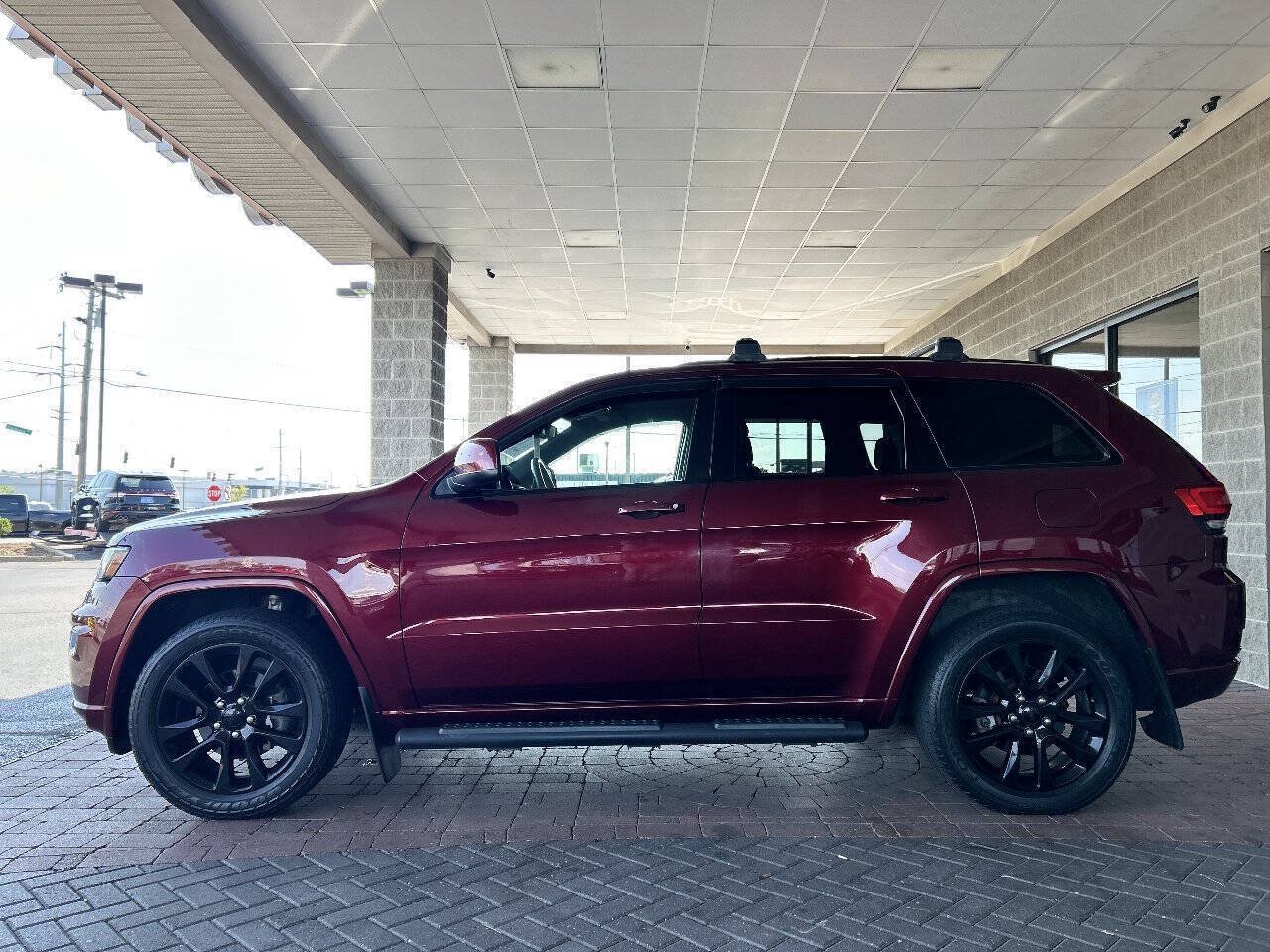 Used 2019 Jeep Grand Cherokee Altitude AWD/4WD image 7