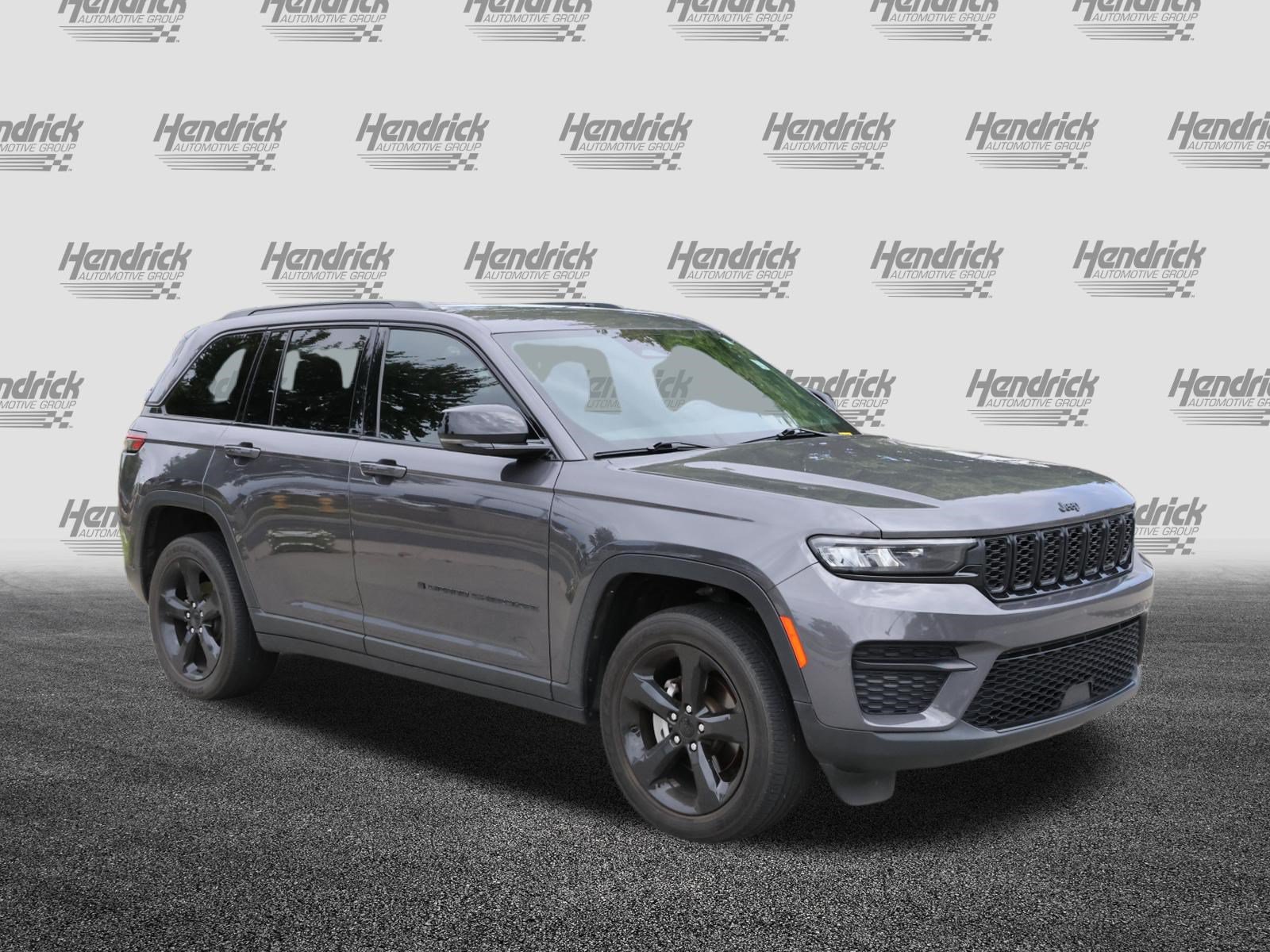 Used 2023 Jeep Grand Cherokee Altitude AWD/4WD image 2