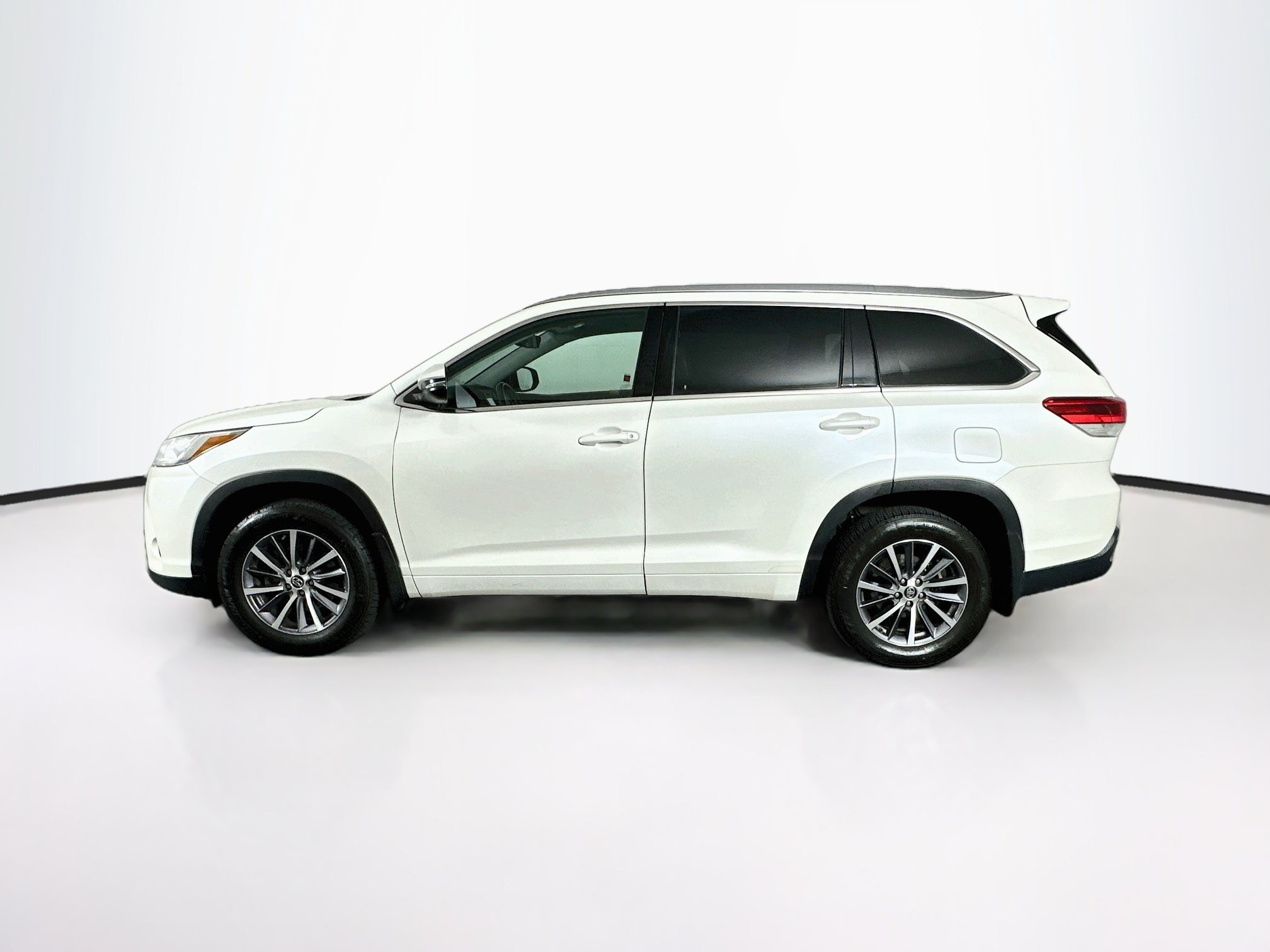 Used 2018 Toyota Highlander XLE AWD/4WD image 4