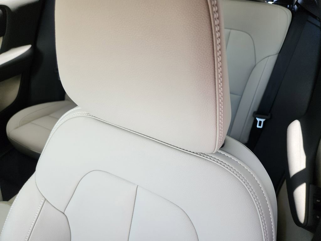 Used 2024 Volvo XC40 B5 Plus w/ Protection Package Premier AWD/4WD image 6