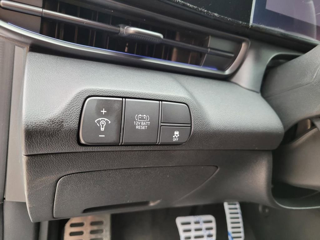 New 2025 Hyundai Elantra SEL FWD image 24