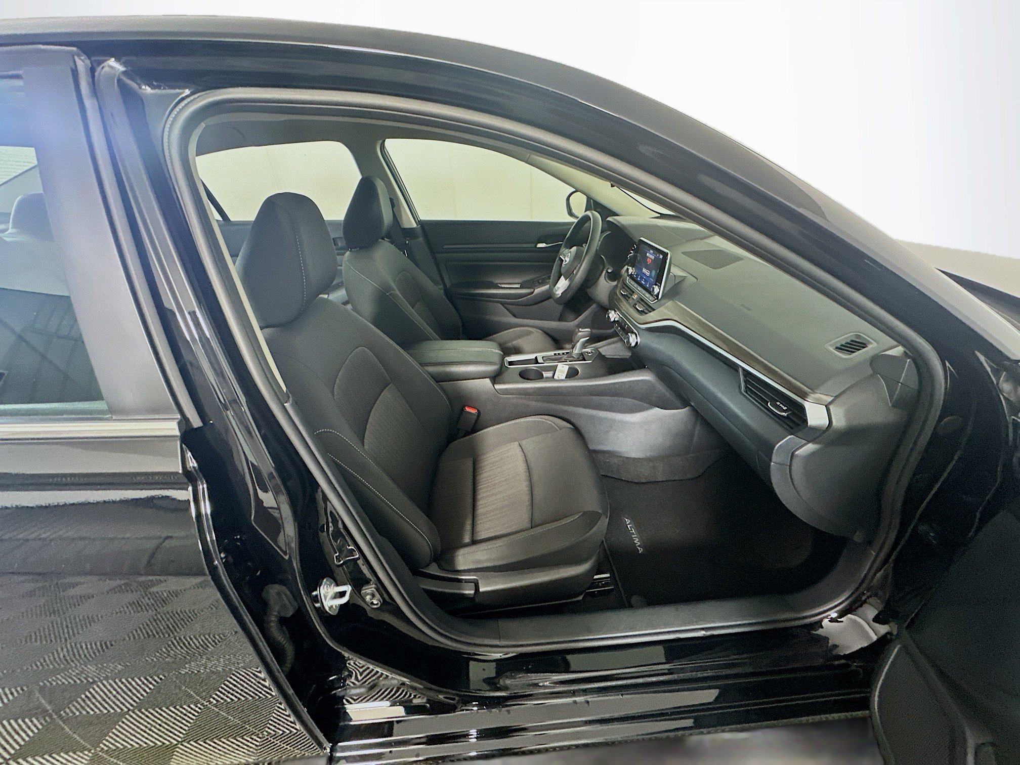 Used 2025 Nissan Altima 2.5 SV image 31