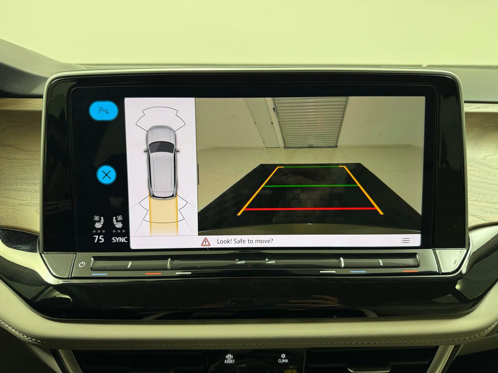 Used 2025 Volkswagen Atlas SE image 19