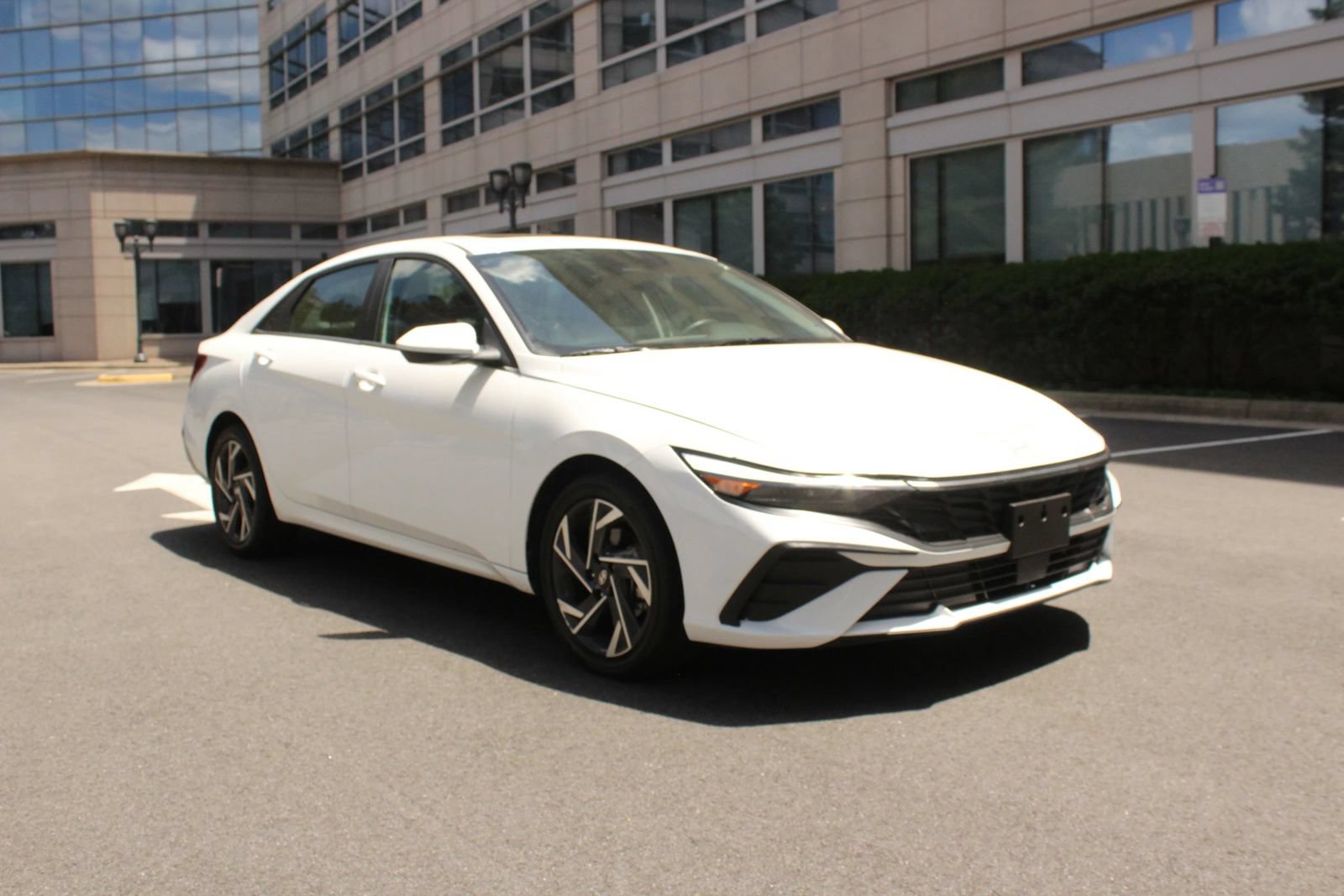 Used 2025 Hyundai Elantra SEL FWD image 1