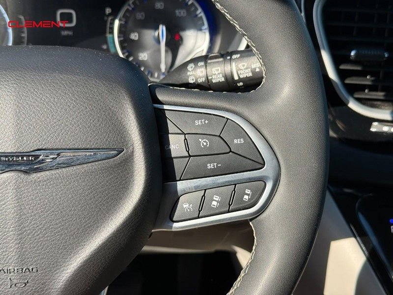 Used 2024 Chrysler Pacifica Touring-L FWD image 26