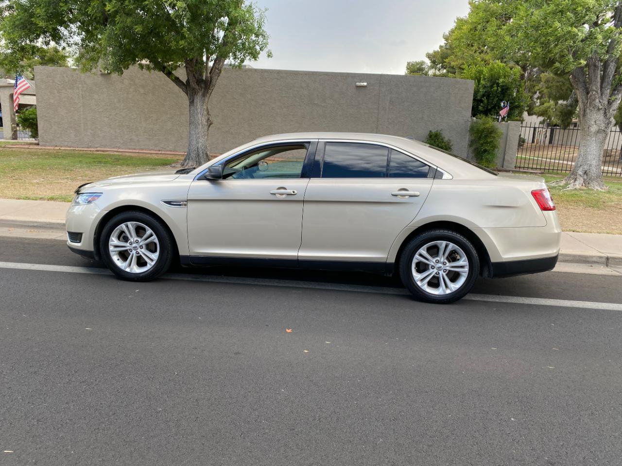 Used 2018 Ford Taurus SE FWD image 12