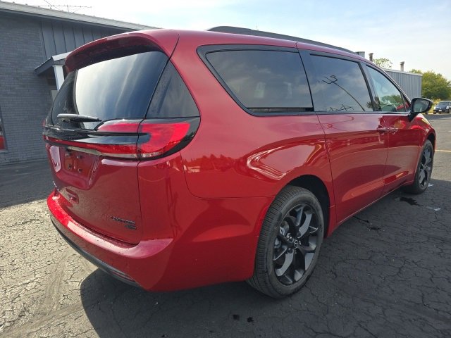 New 2026 Chrysler Pacifica Limited w/ S Appearance Package image 7