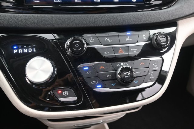 Used 2023 Chrysler Pacifica Touring-L FWD image 24