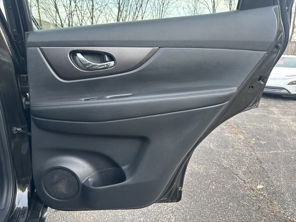 Used 2015 Nissan Rogue SV image 25