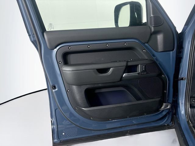 Used 2025 Land Rover Defender 110 X-Dynamic SE image 11