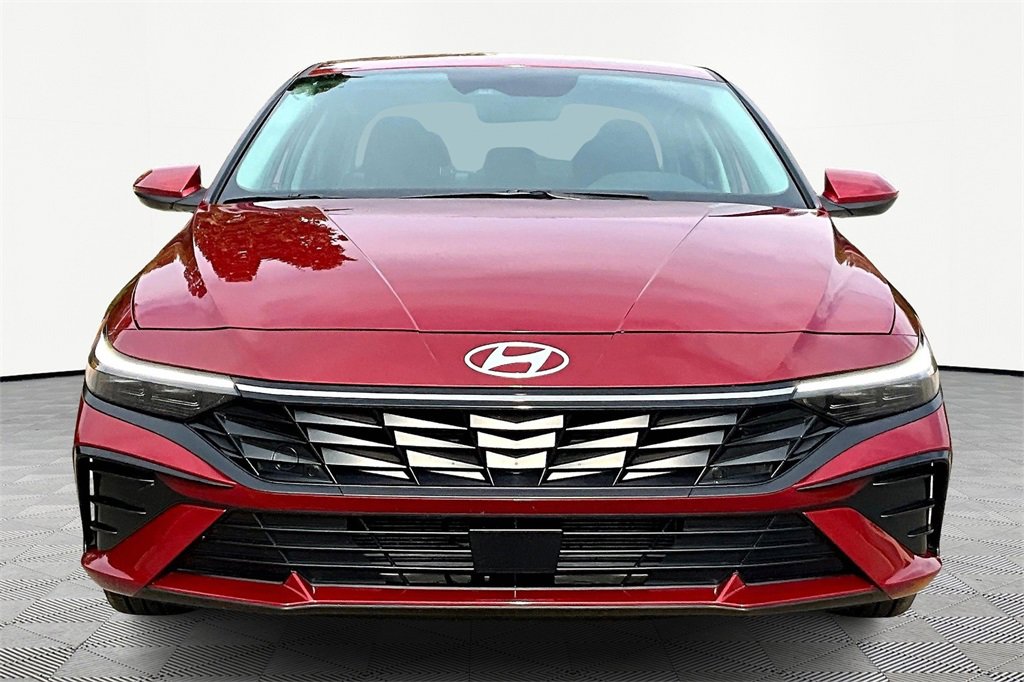 Certified 2025 Hyundai Elantra SEL image 3