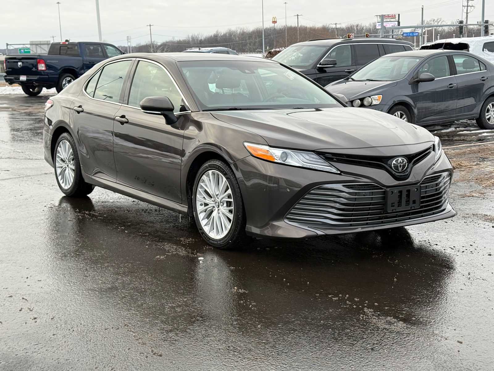 Used 2018 Toyota Camry XLE image 3