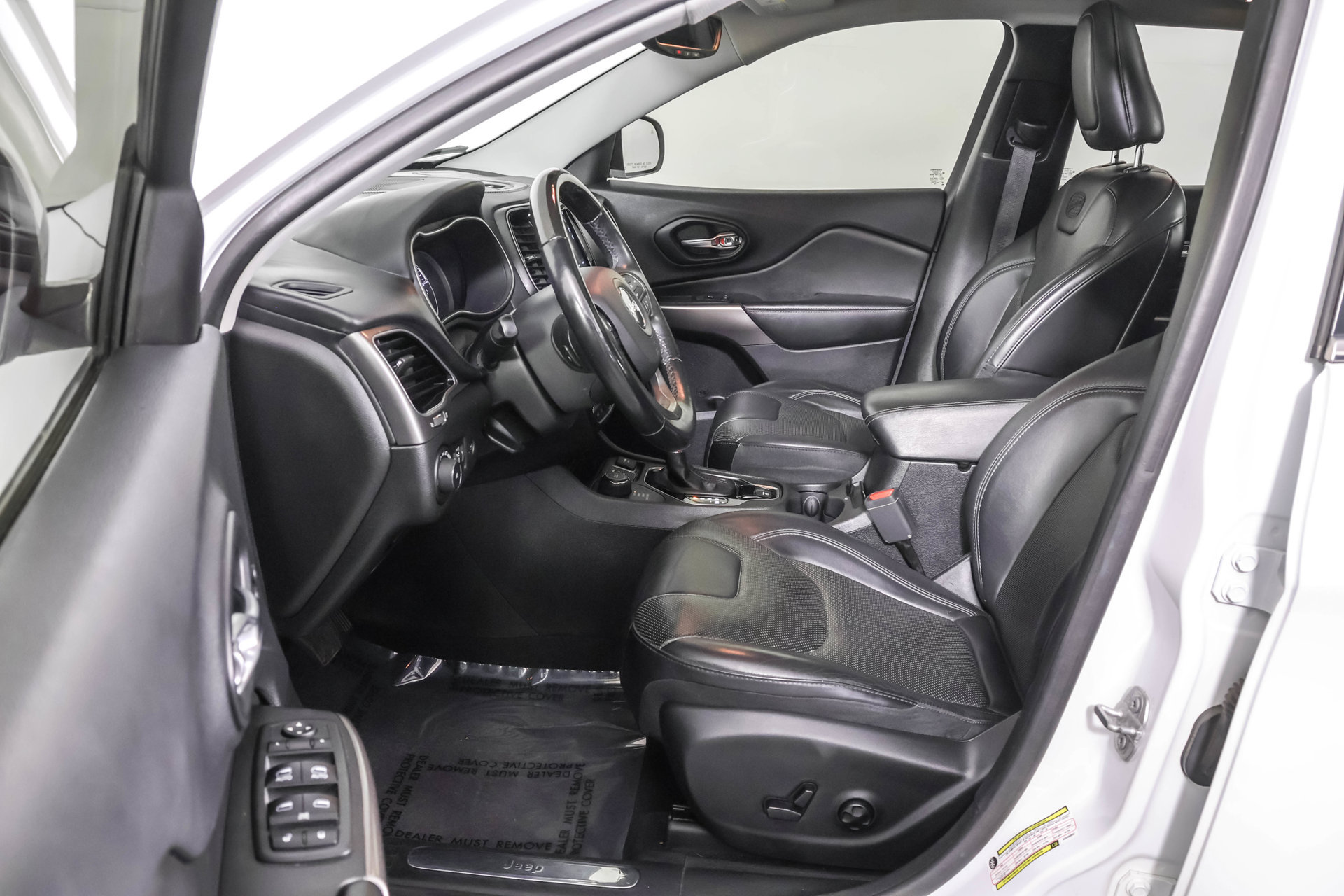 Used 2019 Jeep Cherokee Overland w/ Technology Group AWD/4WD image 7