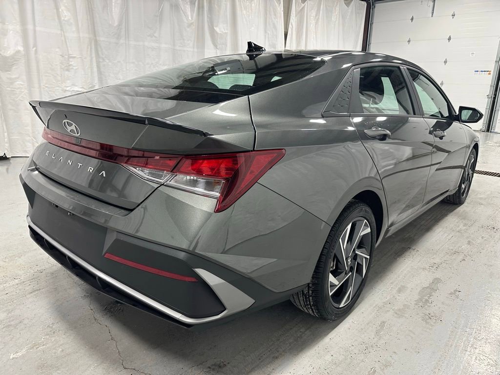 Used 2025 Hyundai Elantra Sport image 7