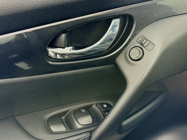 Certified 2018 Nissan Rogue SV image 19