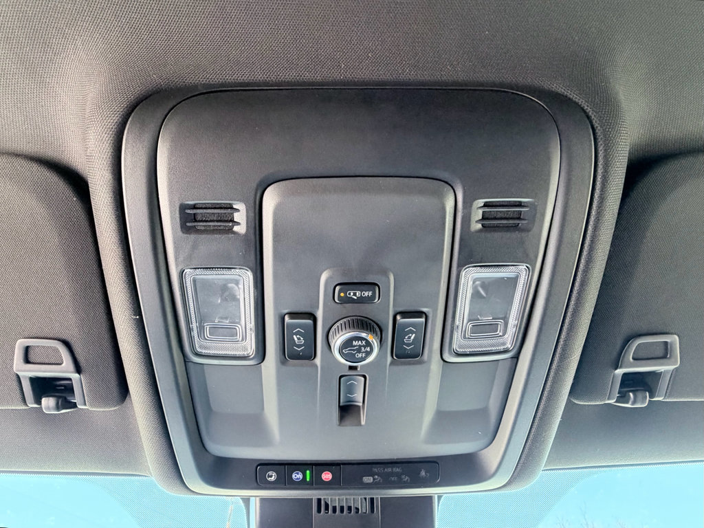 Used 2025 GMC Yukon XL Denali RWD image 18