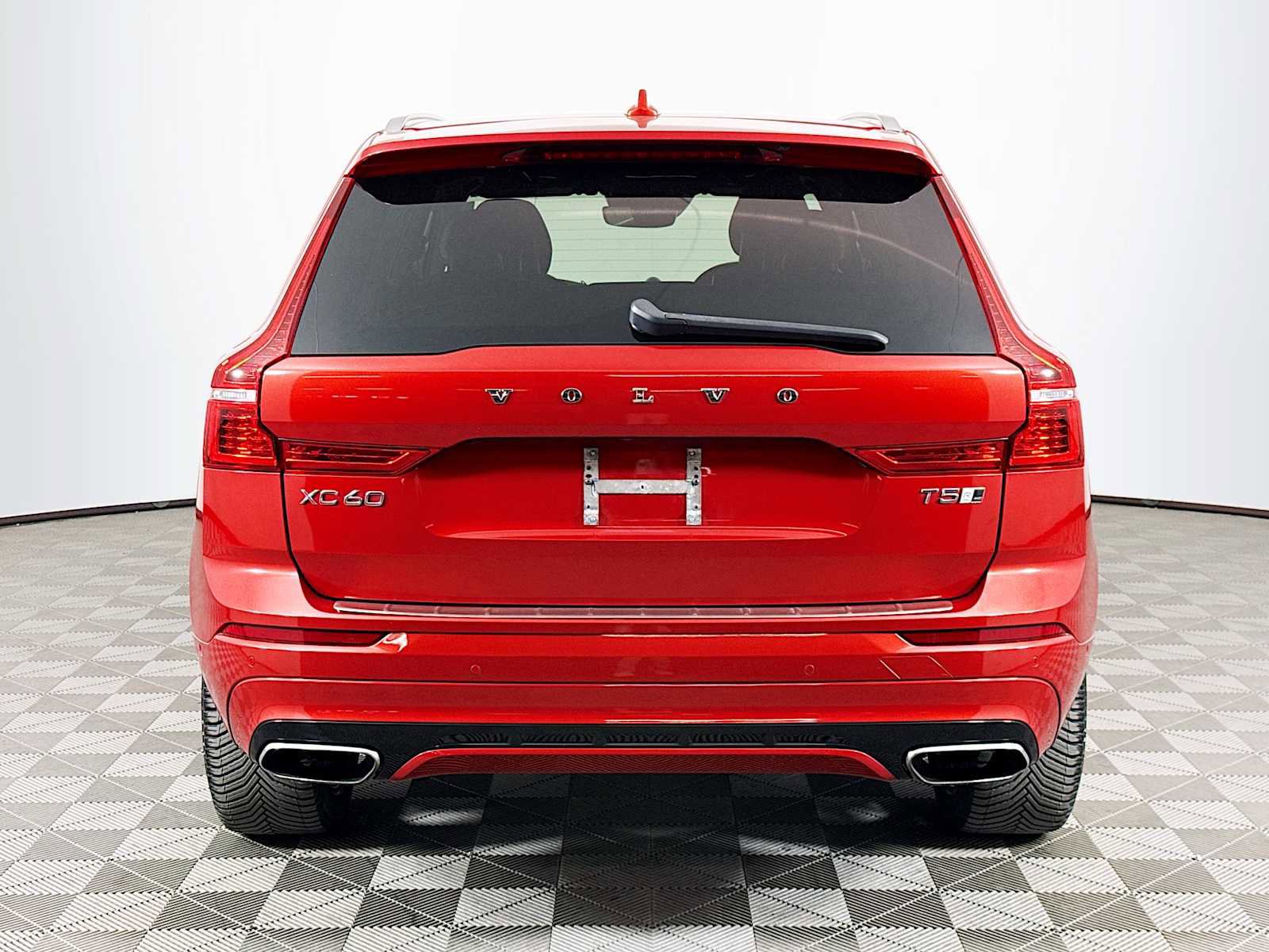 Used 2019 Volvo XC60 T5 R-Design w/ Protection Package Premier image 6